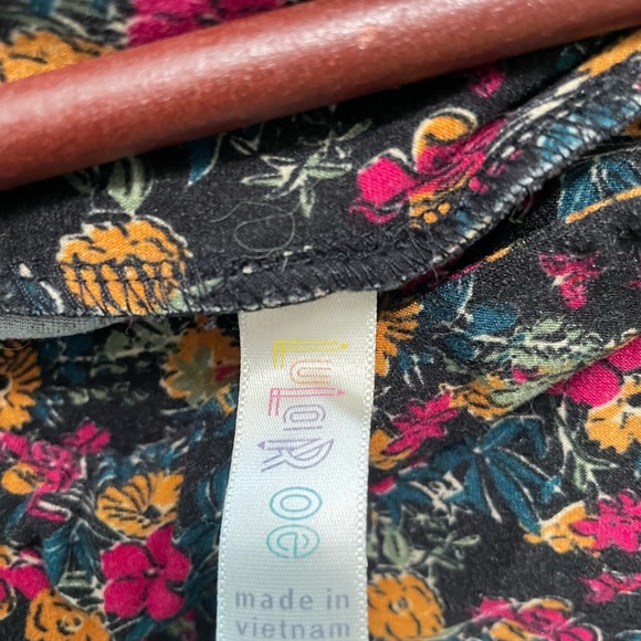 Leggings 🌻🌻4 for $25 bundle🌻🌻 - Picture 4 of 4